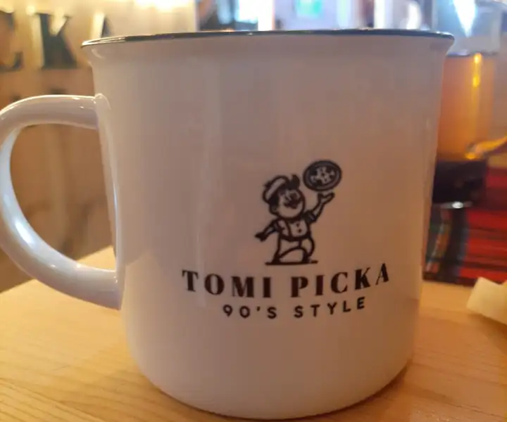 Biały kubek Tomi Picka 90’s style