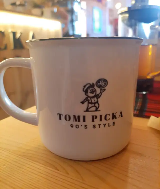 Biały kubek z logo Tomi Picka 90’s style