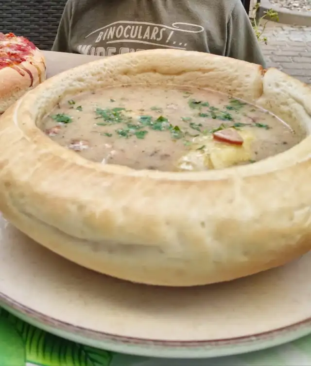 Żurek w chlebowej misce na talerzu
